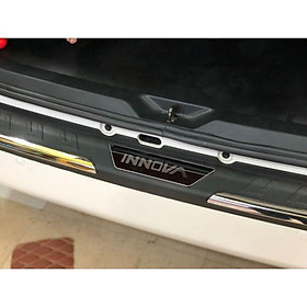 Chống trầy cốp xe dành cho innova 2018 2019 2020 mẫu nhựa đen cao cấp