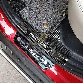 Bộ sản phẩm ỐP BẬC CỐP VÀ BẬC CỬA vân Titan xe Kia Seltos