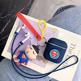 >> BÁO GIÁ TAI NGHE BLUETOOTH MINI CHỐNG RƠI COZYY 2 CHIẾC MÓC GIỮ TAI NGHE CHO AIRPODS 1 2 | Shopee Lazada Sendo Tiki mới nhất 122 Phụ kiện chống rớt cho tai nghe Apple Airpods 1/2 hình siêu nhân gồmvỏ bao silicon, móc khoá cùng tông và dây nối chống rớt chống mất