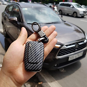 Ốp, bọc chìa khóa xe dành cho Toyota Corolla Cross nhựa ABS vân Carbon kèm móc đeo INOX