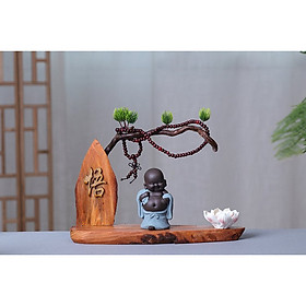 Mua Kệ Gỗ Trang Trí Cây Tùng Kèm Tượng Phật Và Chú Tiểu An Nhiên - Chú tiểu hành hương