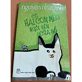 Có hai con mèo ngồi bên cửa sổ 