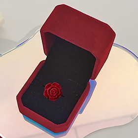Hình ảnh Hộp đựng nhẫn hoa đỏ trang nhã dành tặng bạn gái dịp đặc biệt