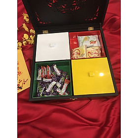 Mua KHAY - HỘP ĐỰNG BÁNH MỨT SƠN MÀI CAO CẤP 4 ngăn rời có nắp hoa hồng xanh sang trọng. Sale 10%  Quà Tặng Tết Ý Nghĩa cho gia đình người thân. Quà Tặng cao cấp  sang trọng ra mắt gia đình người yêu. Hộp mứt đẹp trang trí tết.