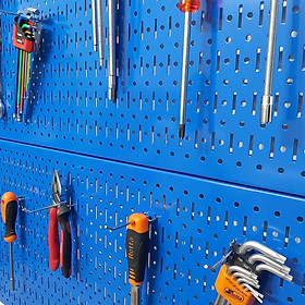 Tấm lưới pegboard đôi màu xanh kèm phụ kiện treo tường