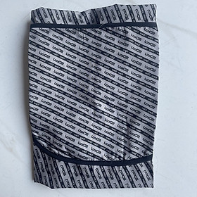 2 tạp dề nấu bếp, thiết kế đơn giản, có túi đựng điện thoại phía trước, kích thước freesize, chất liệu vải dù mỏng, không thấm nước (Nhiều mẫu mã hoa văn)