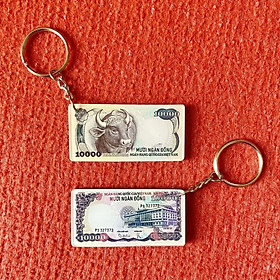 Móc khóa treo balo bằng mica hình tờ 10000 đồng hình đầu trâu 1972