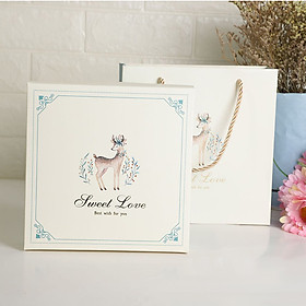 Hộp đựng quà vuông kiểu cổ điển chú Hươu kèm túi 20x20cm