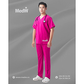 MedW Zeus Scrubs Y Tế (Nam) Hồng RaspBerry Trang Phục Bác Sĩ Thẩm Mỹ Viện, Kỹ thuật SPa Thiết Kế Pháp Cách Tân Sang Trọng Nổi Bật Thu Hút Tránh Phản Quang Quay Video Chụp Hình. Vật liệu Cotton Nhập Khẩu Chuyên Biệt Y Tế