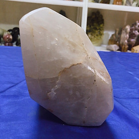Cây đá thạch anh trắng nặng 2.8 kg trong suốt cho người mệnh Thủy và Kim