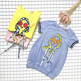 Đầm Bí Cho Bé In Cô Gái Sporty Chic YF - Bo Thun Ở Tay Và Dưới Lai Đầm - Phụ Kiện Dây In Chữ Phong Cách Hàn Quốc - 100% Cotton (Màu Ngẫu Nhiên) 9DX530