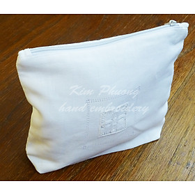 Túi mỹ phẩm thêu tay - Rua Hoa hồi - Dài 22cm x Rộng 15cm x Cao (Đáy) 2.5cm - TRẮNG