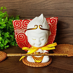 Tượng Chibi Mỹ Hầu Vương 11.5cm bằng gốm trắng (kèm gậy Như Ý + áo choàng + đế tre) - mẫu dang tay