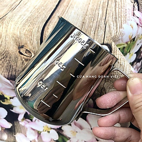 Mua Ca Đánh Sữa  Rót Sữa - INOX 304. Dụng cụ pha chế dùng ĐONG và ĐỊNH LƯỢNG các dung tích 350 ml  550 ml   900ml