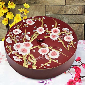 Mua KHAY - HỘP ĐỰNG BÁNH KẸO TẾT SƠN MÀI CAO CẤP 4 ngăn vẽ đào hồng đắp nổi nền đỏ đô. Sale 10%. Cam kết không đâu rẻ hơn. Quà Tặng Tết Ý Nghĩa cho gia đình người thân. Quà Tặng cao cấp  sang trọng ra mắt gia đình người yêu.