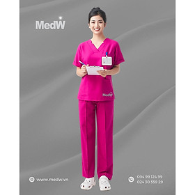 MedW Scrubs Y Tế (Nữ) Diana Hồng Berry Bộ Trang Phục Bác Sĩ Bác Sĩ, Điều Dưỡng Phòng Khám, Bệnh Viện Thẩm Mỹ Viện, Spa. MedW Trang Phục Y Tế Cách Tân Thiết Kế Pháp, Vật Liệu Chuyên Biệt Y Tế Nhập Khẩu Cao Cấp Mềm Như Lụa, Không Bám Dính, Xếp Ly Không Nhăn