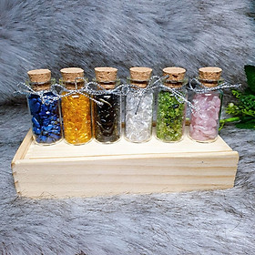 Hình ảnh Set 06 lọ đá Thạch Anh vụn thiên nhiên gồm 06 màu khác nhau kèm hộp gỗ