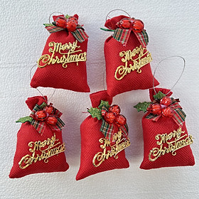 Túi quà đỏ chữ Merry Christmas đính cành quả cherry treo trang trí cây thông Noel , làm vòng nguyệt quế Giáng sinh