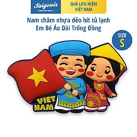 Nam Châm Hít Tủ Lạnh Saigonir Hình Em Bé Mặc Áo Dài Hoạ Tiết Trống Đồng Chất Liệu Nhựa Dẻo PVC Kích Thước 5.34*8.7cm Phù Hợp Làm Quà Sinh Nhật, Quà Lưu Niệm Cho Người Nước Ngoài