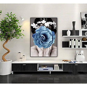 Tranh canvas treo tường cô gái và hoa hồng xanh