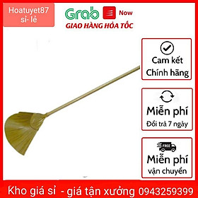 Chổi cước nhựa cán gỗ dùng để quét nhà, có thể quét được nước