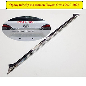 Ốp trang trí tay mở cốp sau xe Toyota Cross 2020-2023 mạ crom và màu xanh cao cấp