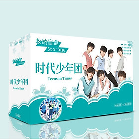 Nơi bán Hộp quà TNT THỜI ĐẠI THIẾU NIÊN ĐOÀN A5 có bình nước, poster postcard bookmark banner huy hiệu thiếp ảnh dán album ảnh - Giá Từ -1đ