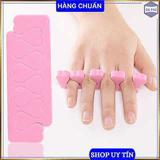 Mút Giữ Ngón Để Làm Móng