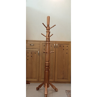 Cây treo quần áo gỗ thân to.