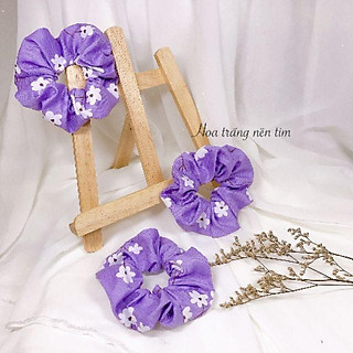 Dây buộc tóc scrunchies hoa trắng nền tím