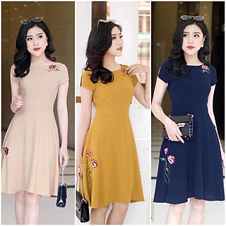 Đầm cổ thuyền thêu hoa thiết kế