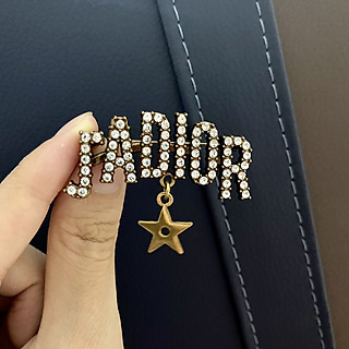 Ghim tag cài áo J10D nạm đá sao rơi