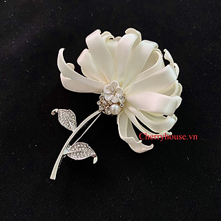 Hoa cài áo vải lụa satin Cúc lật cánh trắng cao cấp