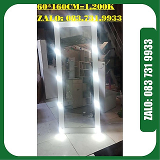 Gương soi có gắn đèn