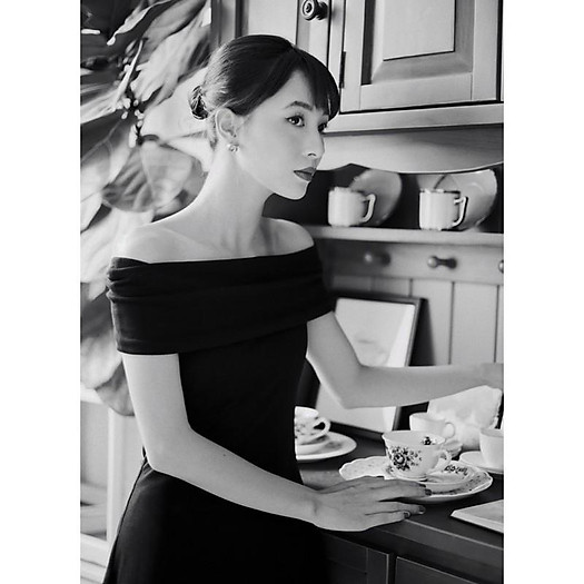 váy trễ vai đen co dãn