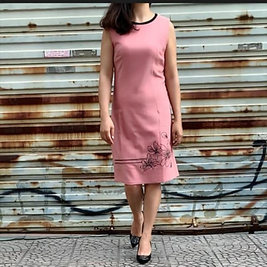 Váy suông thêu hoa lót lụa