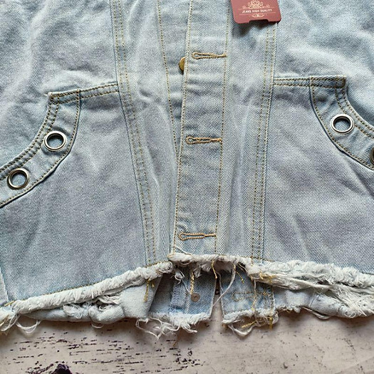 áo khoác jeans rách te tua phần lai phong cách bụi