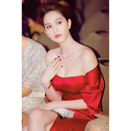 Đầm Dạ Hội Dài Lụa Đỏ Cao Cấp Thiết Kế Cúp Ngực Xếp Ly Eo Đổ Rũ Duyên Dáng Quyến Rũ