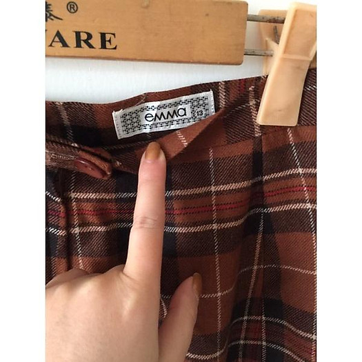 Chân Váy dạ kẻ màu cam đất phong cách, có xếp ly dưới chân váy. dạ đanh và mềm, có lót lụa. cạp eo cố định.