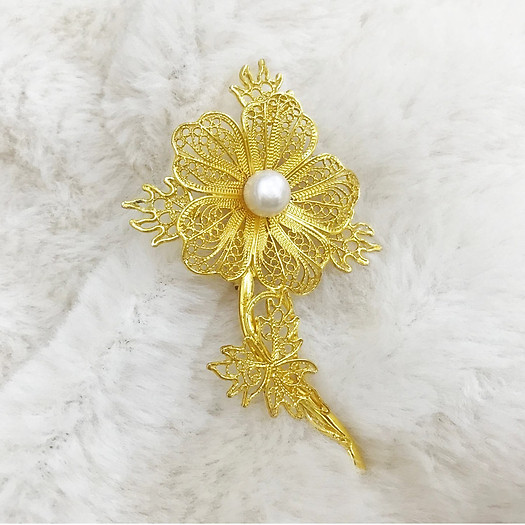 Hoa cài áo vest nữ mạ vàng