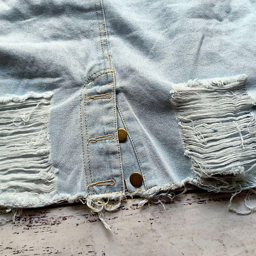 áo khoác jeans rách te tua phần lai phong cách bụi