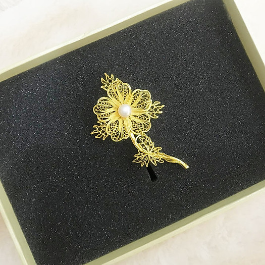 Hoa cài áo vest nữ mạ vàng