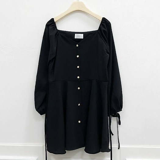 Đầm đen nút tròn tay dài