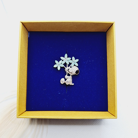 Cài áo con chó và 3 bông hoa