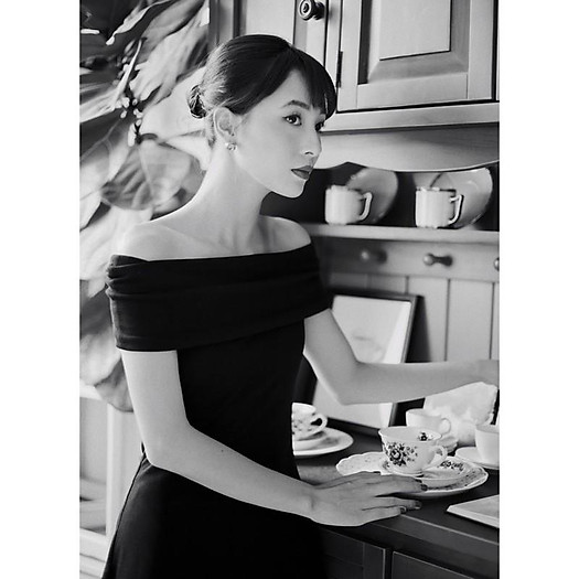 váy trễ vai đen co dãn