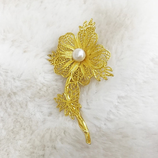 Hoa cài áo vest nữ mạ vàng