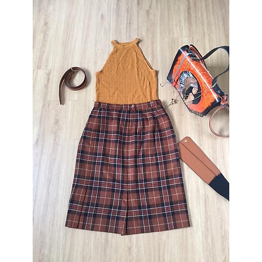 Chân Váy dạ kẻ màu cam đất phong cách, có xếp ly dưới chân váy. dạ đanh và mềm, có lót lụa. cạp eo cố định.