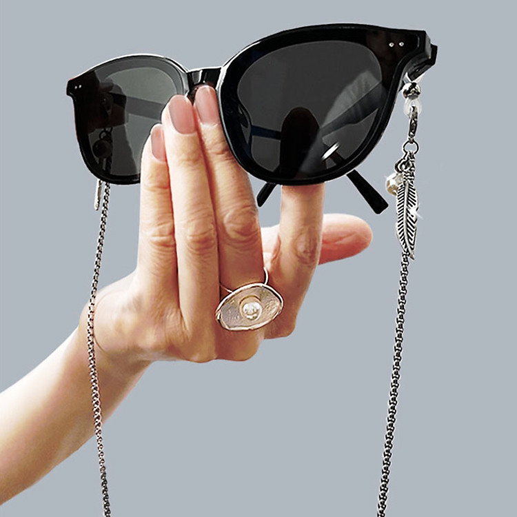 Glasses chain chuỗi dây đeo kính lông vũ và ngọc trai sáng tạo điểm nhấn ấn tượng cho gương mặt phong cách idol