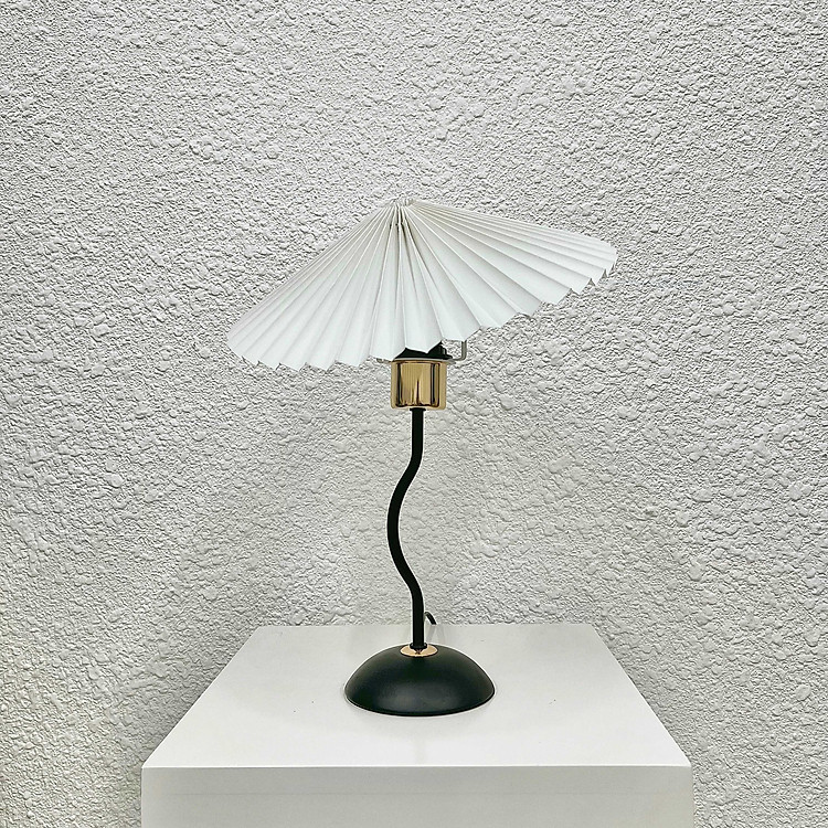 Đèn bàn decor studio đèn ngủ trang trí kiểu sóng lượn Hàn Quốc màu đen DBK008D