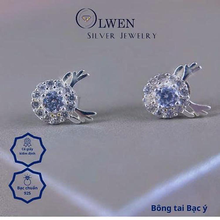 Bông tai nụ bạc Ý với thiết kế hình tròn hoặc hình bán nguyệt, được tạo điểm nhấn bởi một viên đá lớn lấp lánh ở trung tâm, phong cách tinh tế, sang trọng, phù hợp đi tiệc, đi...